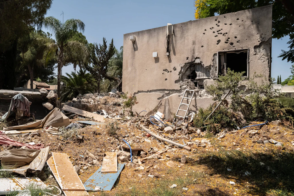 Ein zerstörtes Bungalow im Kibbutz Kfar Aza neben dem Gazastreifen.