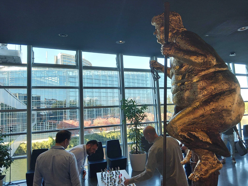 Nackte Goldstatue von Donald Trump im Europäischen Parlament enthüllt