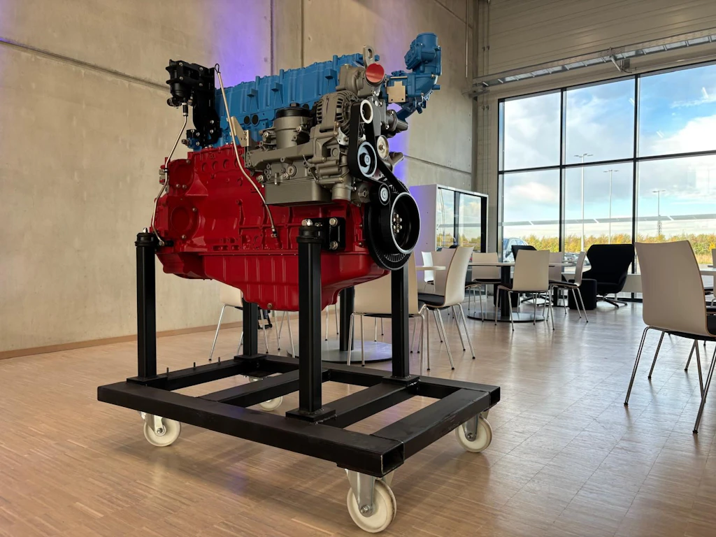Der Wasserstoffmotor vom Typ Deutz TCG 7.8 H2 basiert auf einem konventionellen Dieselmotor: Die blauen Teile mussten neu entworfen werden, die roten Teile wurden vom bewährten Dieselaggregat übernommen.