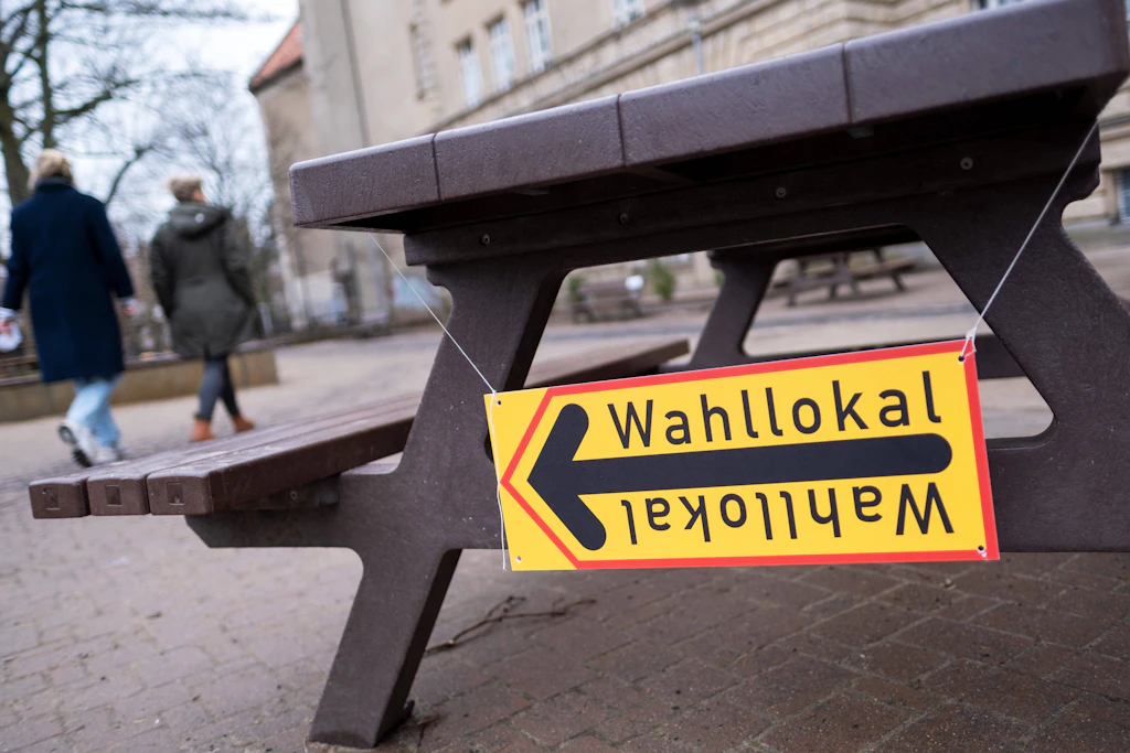Wähler auf dem Weg zur Stimmabgabe in Berlin-Pankow