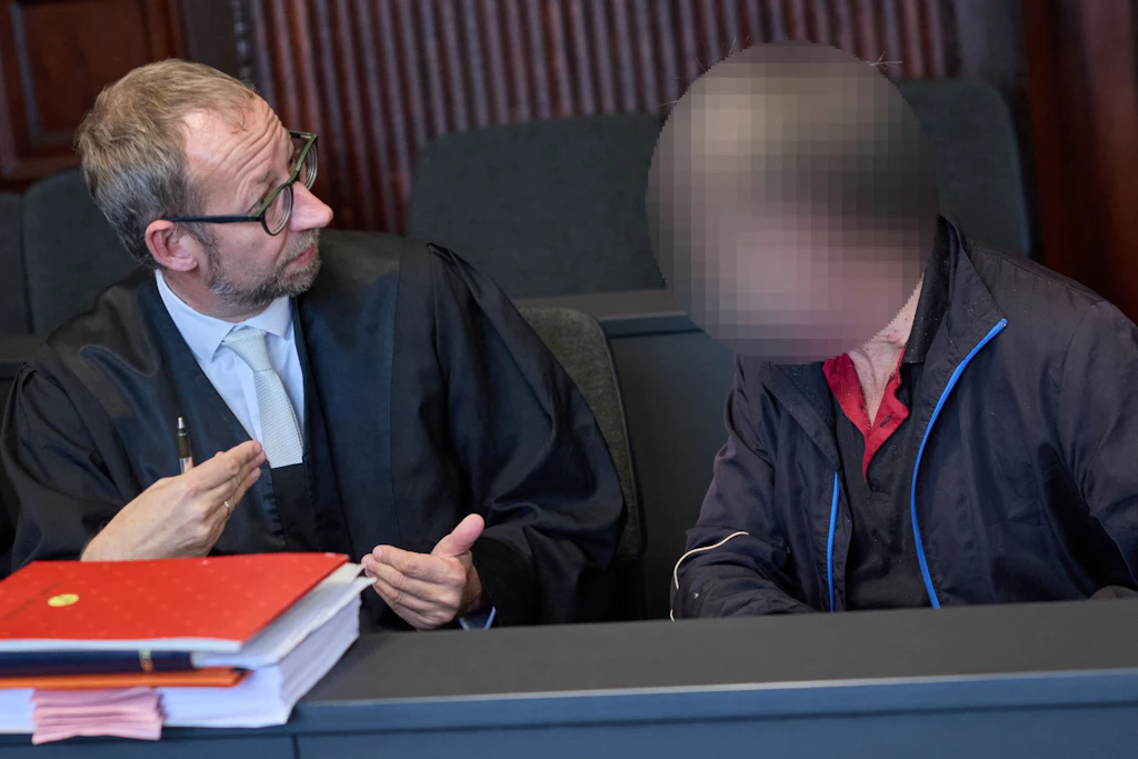 Der Angeklagte (r) und sein Anwalt Andreas Lange (l) vor Beginn des Prozesses wegen besonders schwerem Missbrauch.