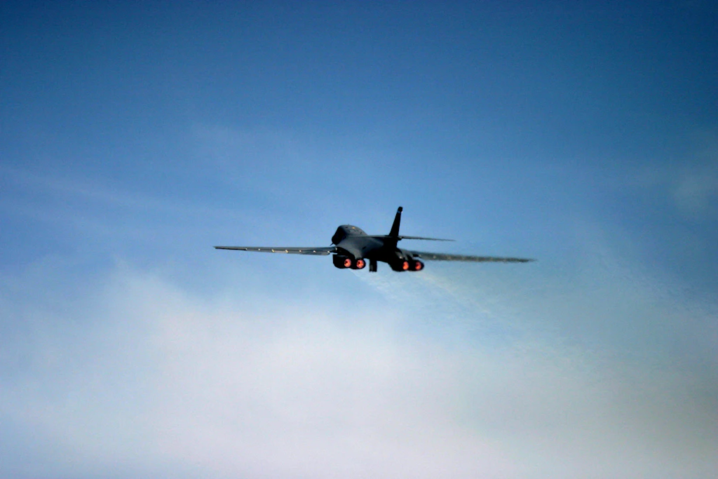 Ein B-1-Lancer-Bomber startet in Fairford. Die USA haben ihre dort stationierten Bomber wegen einer möglichen iranischen Bedrohung abgezogen.