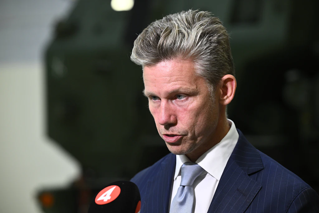 Schwedens Verteidigungsminister Pål Jonson bei einer Pressekonferenz auf dem Luftwaffenstützpunkt Ärna bei Uppsala