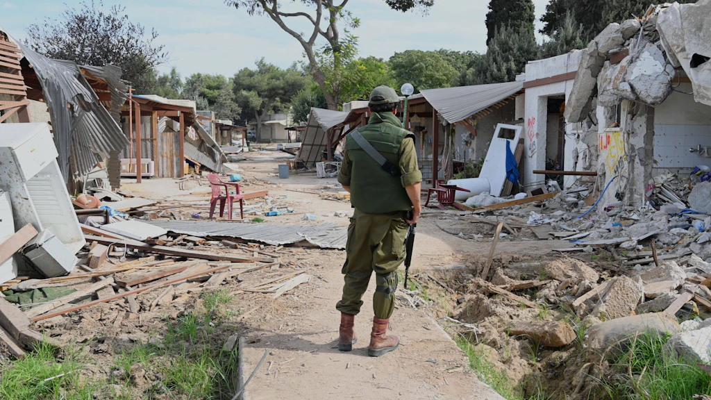 Kurz nach dem Massaker: Ein israelischer Soldat steht in einer zerstörten Wohnstraße im Kibbuz Kfar Aza.