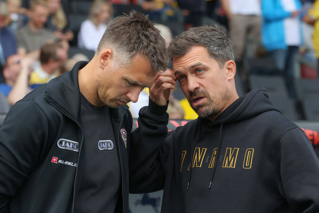 Wirkten zuletzt etwas nachdenklich: Geschäftsführer Sören Gonther und Trainer Thomas Stamm (v.l.) können mit den bisherigen Ergebnissen von Dynamo Dresden nicht zufrieden sein.