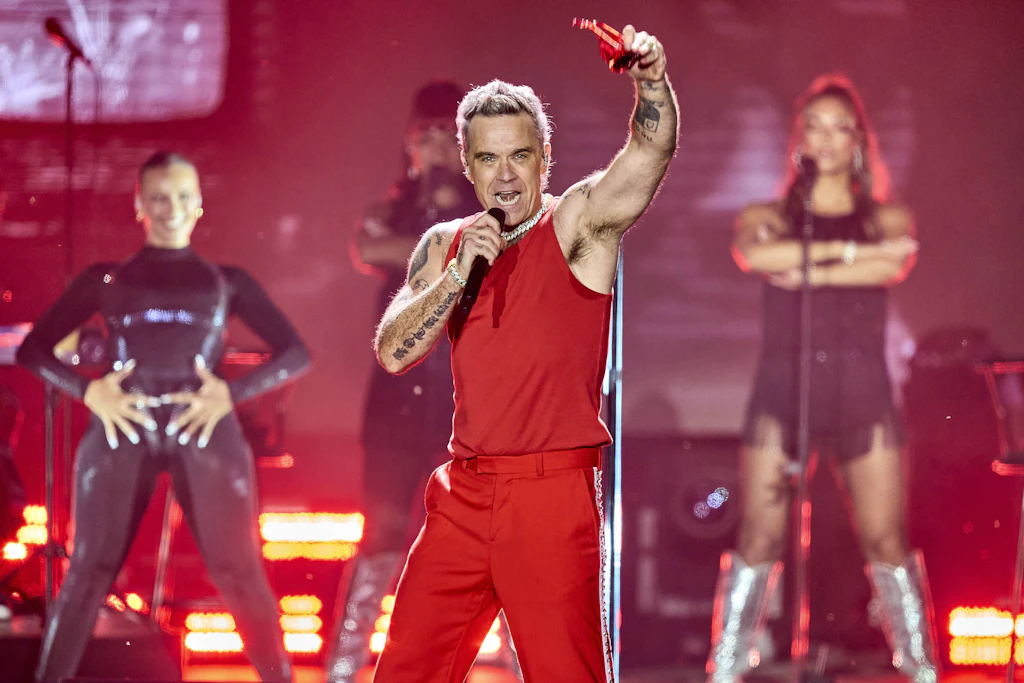 Robbie Williams ist der erste Headliner des Lollapalooza Berlin 2027 (Archivbild von einem Konzert in Dänemark im August 2026).