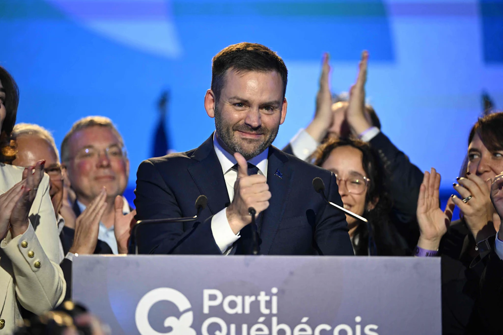 PQ-Chef Paul St-Pierre Plamondon spricht nach seinem Wahlsieg in Montréal. Er will Québec in die Unabhängigkeit führen.