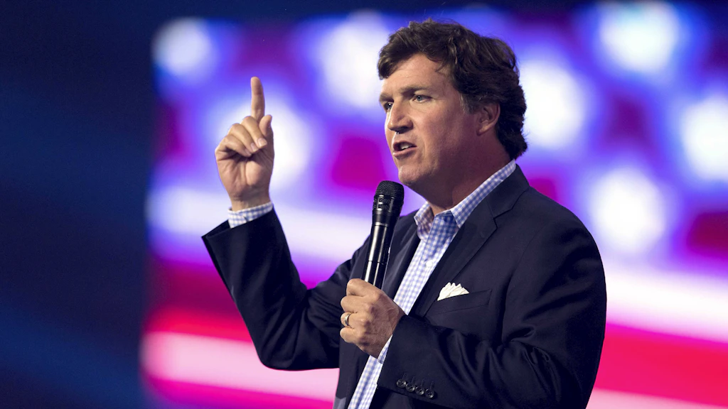 US-Moderator Tucker Carlson bei einem Auftritt in Phoenix, Arizona, im Dezember 2022. Polens Diplomat Bogdan Klich wirft ihm vor, Hitlers Überfall auf Polen zu rechtfertigen.
