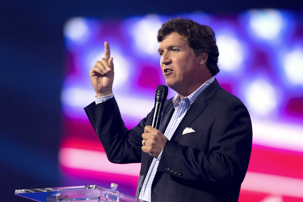 US-Moderator Tucker Carlson bei einem Auftritt in Phoenix, Arizona, im Dezember 2022. Polens Diplomat Bogdan Klich wirft ihm vor, Hitlers Überfall auf Polen zu rechtfertigen.