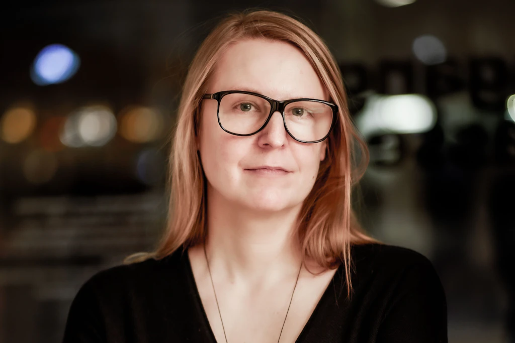 Die Dramaturgin der Berliner Schaubühne, Maja Zade, erzählt in ihrem Roman „Wand an Wand“ vom Leben, den Konflikten und den Beziehungen der Bewohner eines Berliner Altbaus.