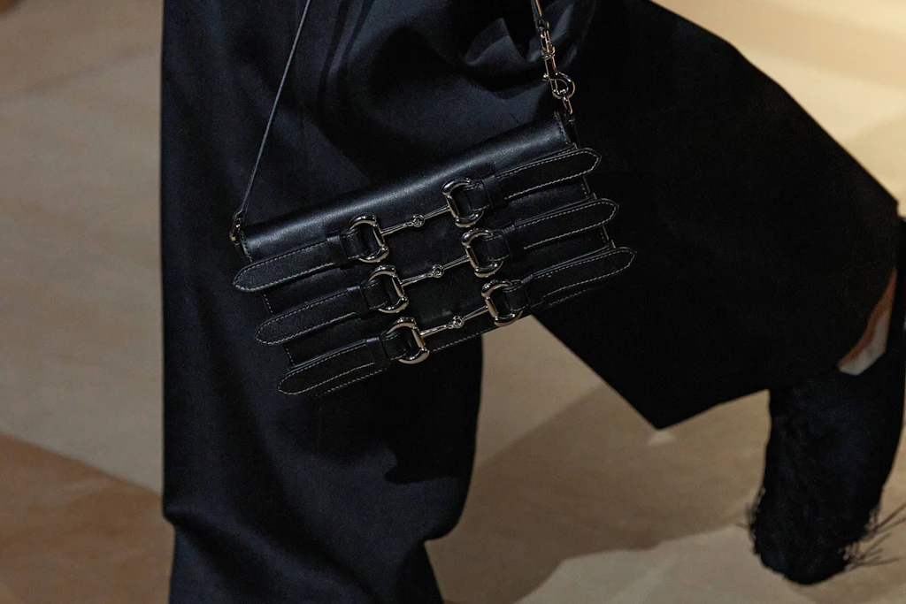 Eine Handtasche aus der Kollektion für Frühling/Sommer 2027 mit dem markanten Horsebit-Symbol.