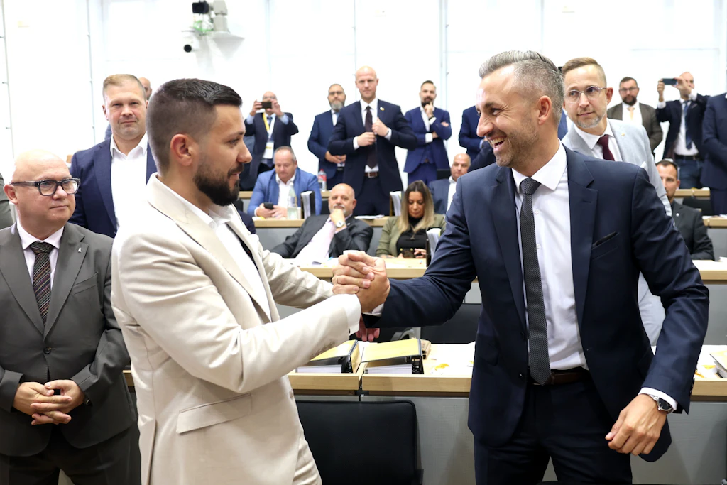 Ulrich Siegmund (r, AfD) gratuliert Tobias Rausch (AfD) nach dessen Wahl zum Landtagspräsidenten.