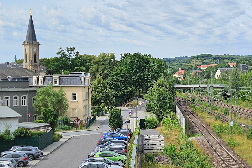 Brücke: In Freital wird die Fußgängerbrücke an der Gutenbergstraße wegen eines Restrisikos abgerissen.