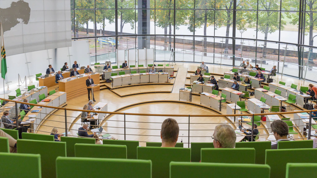 Die Besuchertribüne im Sächsischen Landtag: Die Reaktionen der Landespolitiker auf die Entwicklungen in Sachsen-Anhalt fallen gemischt aus. 