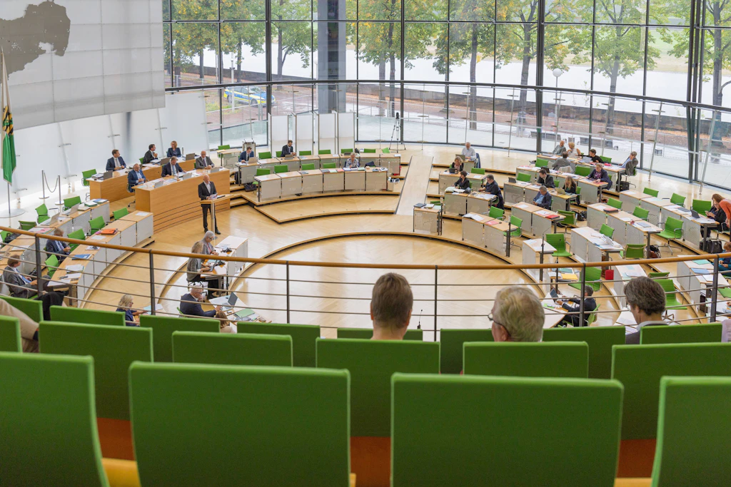 Die Besuchertribüne im Sächsischen Landtag: Die Reaktionen der Landespolitiker auf die Entwicklungen in Sachsen-Anhalt fallen gemischt aus. 