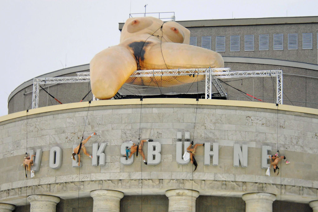 Die Figur auf dem Dach der Volksbühne war zwischenzeitlich teilweise mit rotem Stoff verhüllt. Inzwischen ist alles abgebaut.