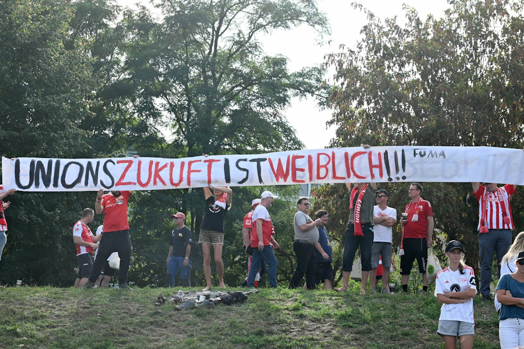 Die Fans des 1. FC Union Berlin feuerten die Frauen-Mannschaft bereits in der Regionalliga Nordost zahlreich an. In der Bundesliga kommen mittlerweile die meisten Zuschauer im Schnitt nach Köpenick. 