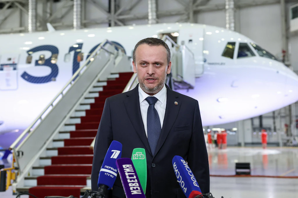 Russlands Verkehrsminister Andrei Nikitin vor einer MC-21 bei Moskau. Er bestätigte die Anfrage nach Passagierjets aus Vietnam.
