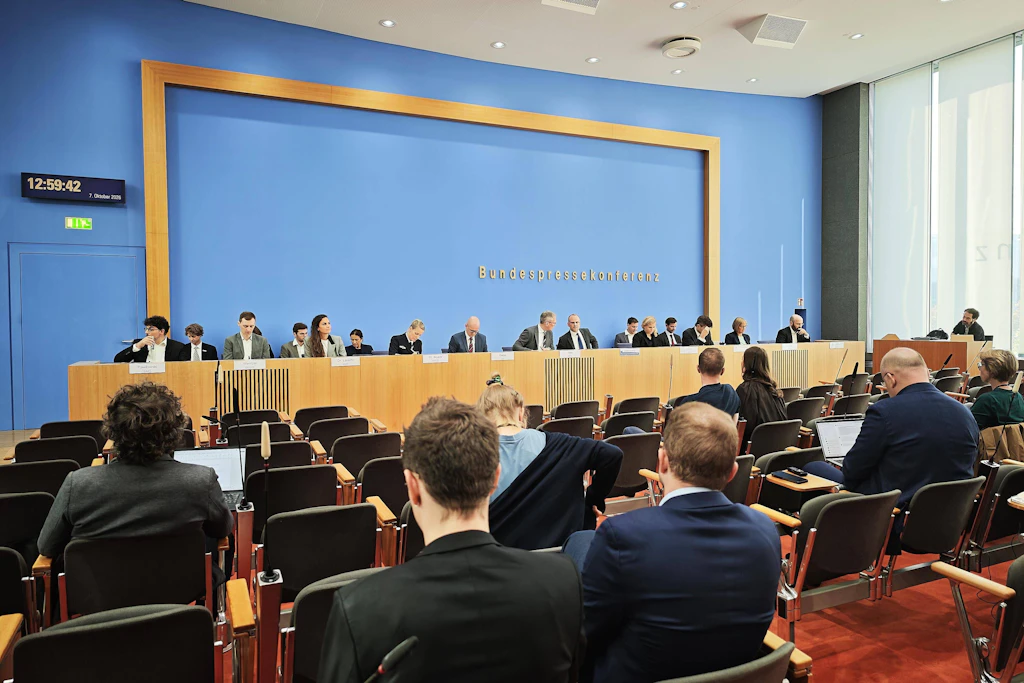 Viele Fragen, wenige Antworten: Für welches Land Hanning gearbeitet haben soll und ob das Kabinett über den Fall sprach, ließ die Bundesregierung in der Bundespressekonferenz am 7. Oktober offen.
