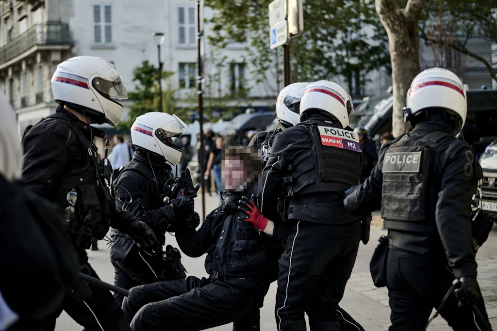 Französische Polizisten halten am 6. Oktober am Rande der Schülerproteste in Paris einen Demonstranten fest.