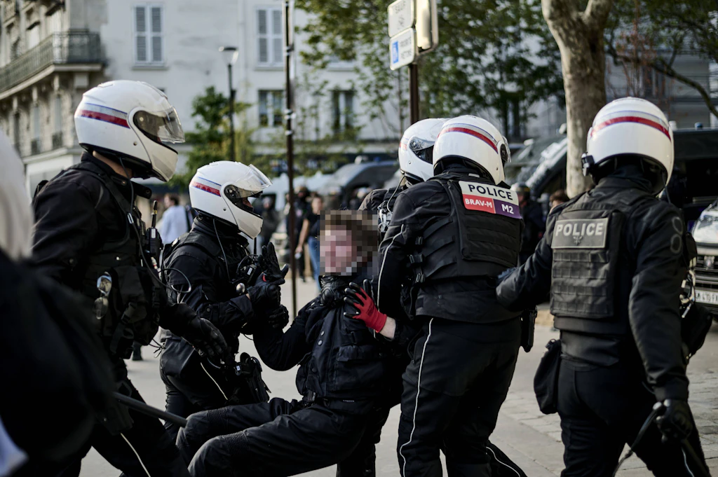 Iran kritisiert Frankreich wegen Polizeigewalt – Tausende Tote bei eigenen Protesten