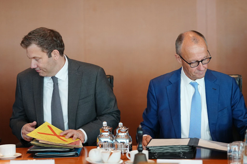 Lars Klingbeil (l, SPD), Bundesminister der Finanzen, Vizekanzler und SPD-Bundesvorsitzender, und Bundeskanzler Friedrich Merz (CDU) in der Sitzung des Bundeskabinetts im Bundeskanzleramt.
