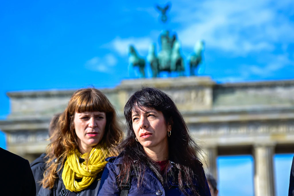 Eralp gedenkt der Opfer – Linke-Politikerin verteidigt „bewaffneten Widerstand“