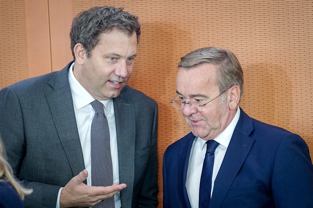 Zwei vom Seeheimer Kreis: Lars Klingbeil (SPD), Bundesminister der Finanzen, Vizekanzler und SPD-Bundesvorsitzender, und Boris Pistorius (SPD), Bundesminister der Verteidigung.
