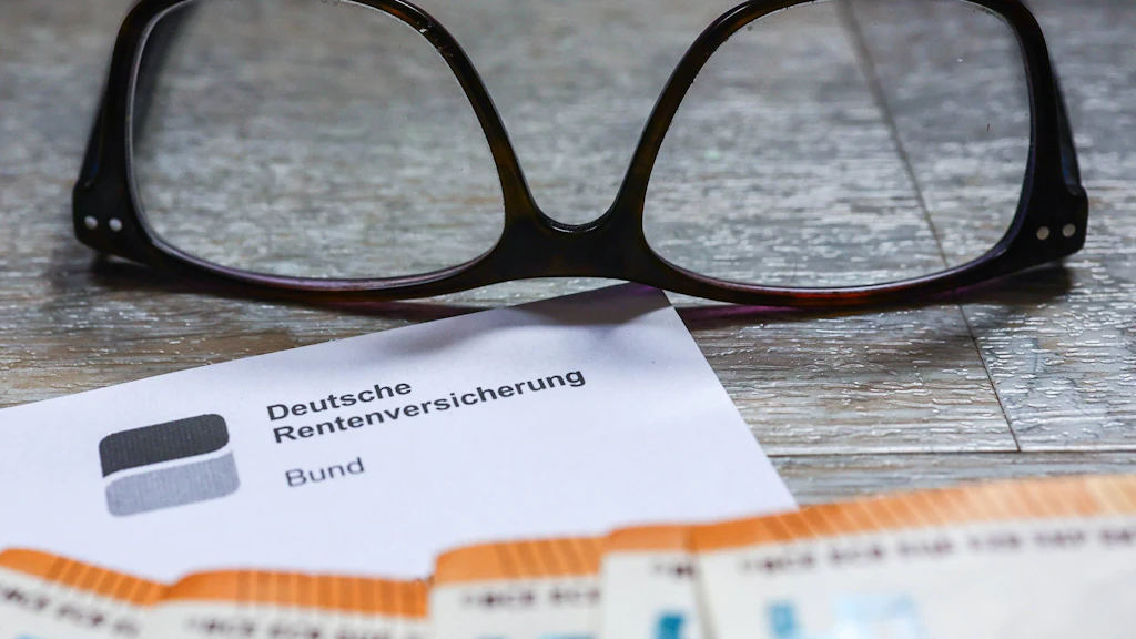 Unverändert überwiesen, um 200 Euro gekürzt angekommen: Die Bank bestätigt den Abzug, das Arbeitsministerium spricht von einer „Behauptung“. (Symbolbild)