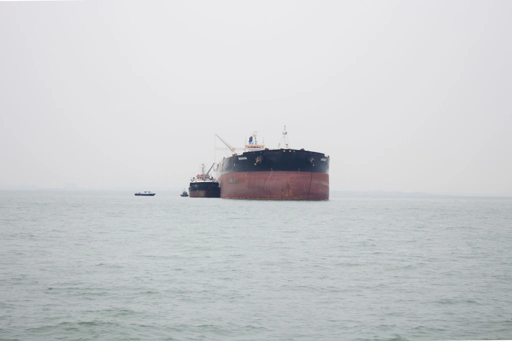 Tanker bei einer Umladung von Schiff zu Schiff. (Symbolbild)