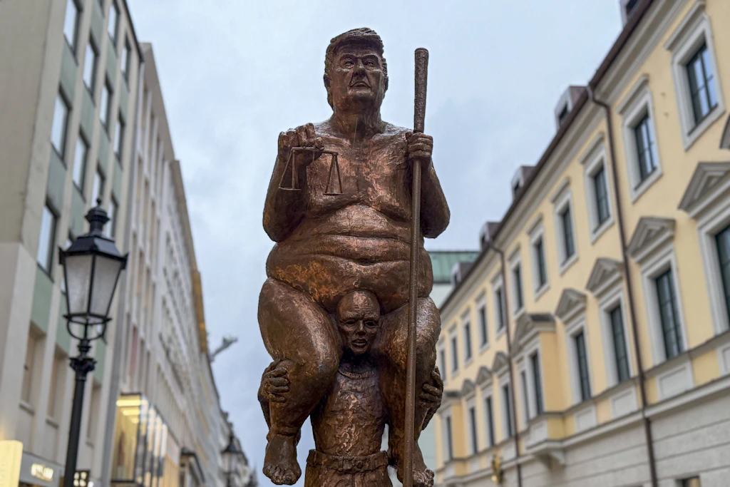 Die Trump-Skulptur „The Orange Plague“ war am 14. Februar 2026 auch bei der Münchner Sicherheitskonferenz zu sehen. 