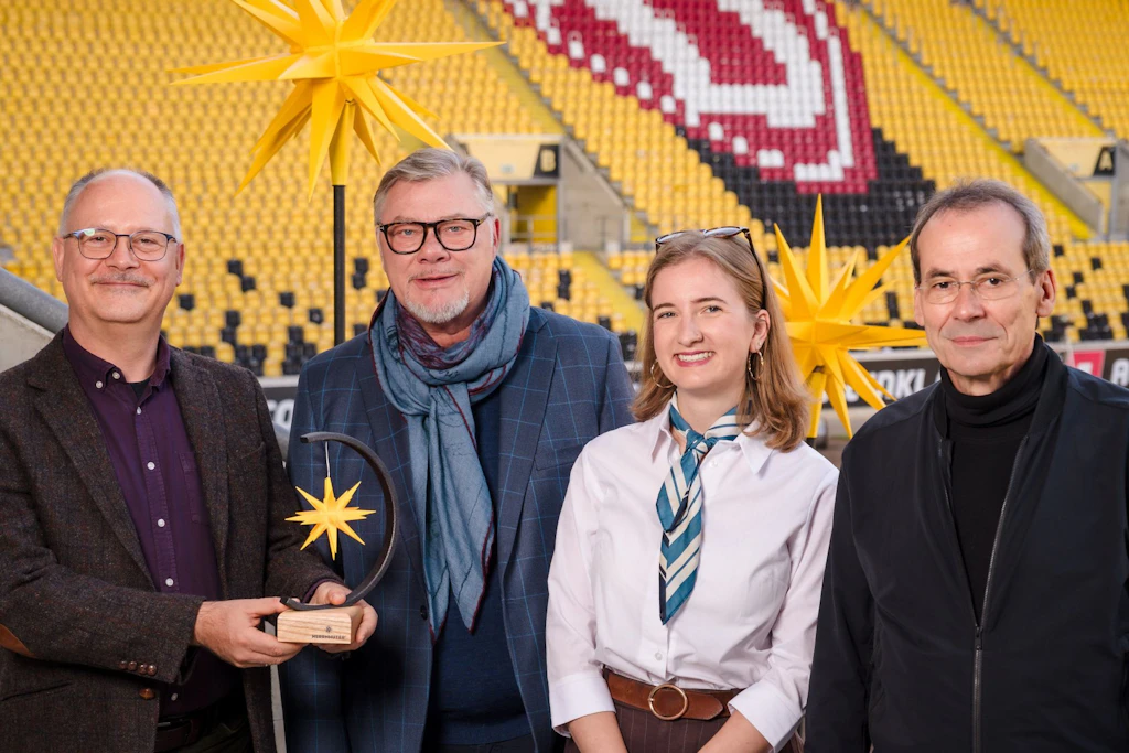 Sie gestalten das Programm zum diesjährigen Adventskonzert in Dresden: Martin Lehmann, René Pape, Clara Bergert und Prof. Gunter Berger (v.l.)