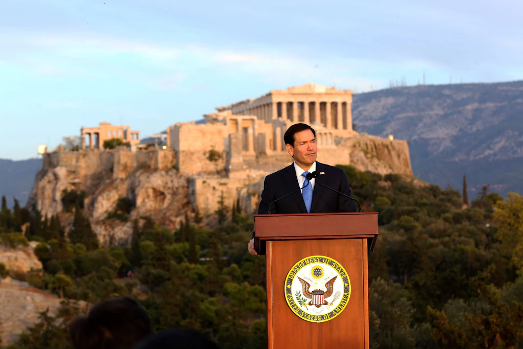 US-Außenminister Marco Rubio spricht auf dem Pnyx-Hügel in Athen vor der Kulisse der Akropolis.