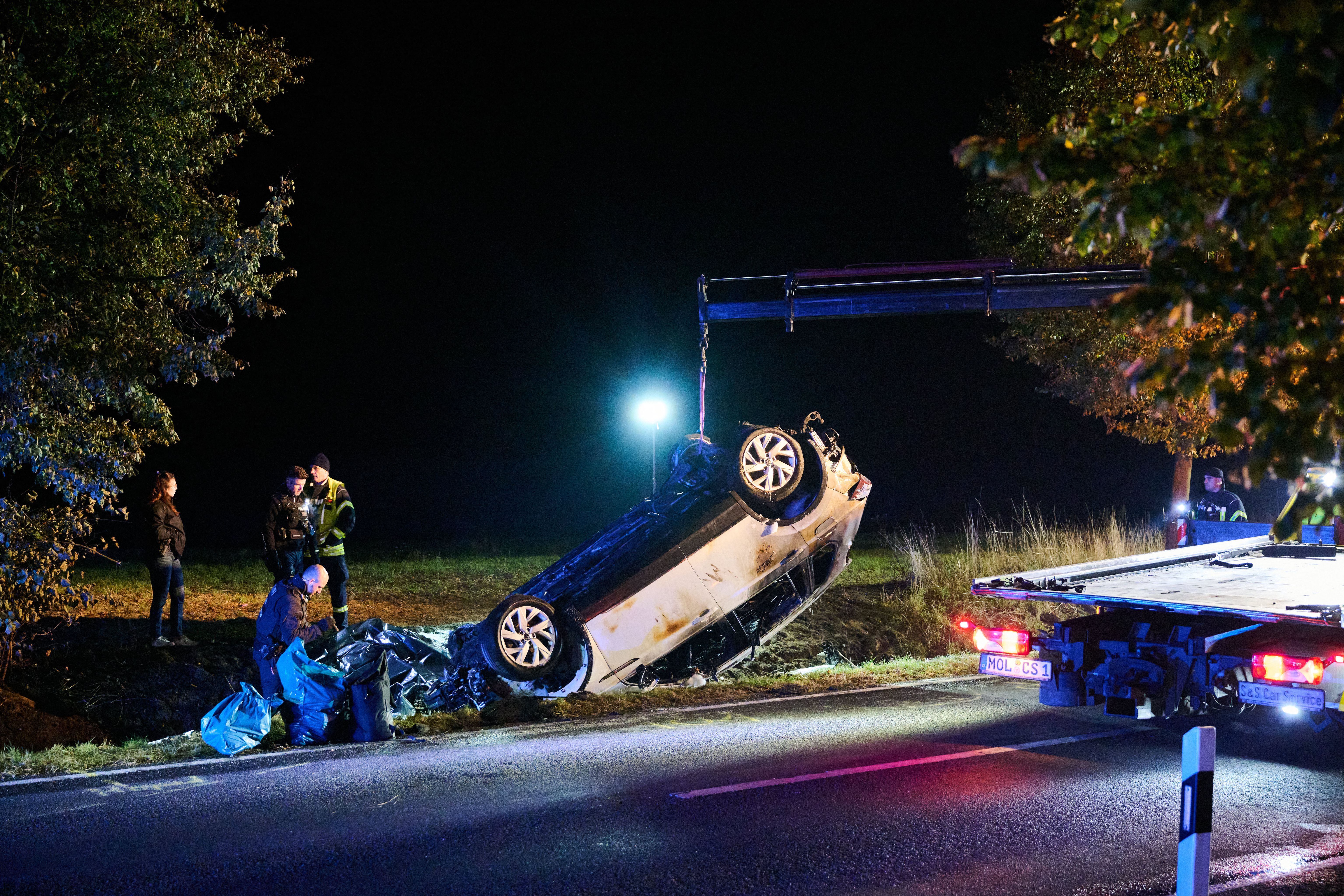 Horror-Unfall: Autofahrer rast beim Überholen vier Menschen auf Mopeds tot
