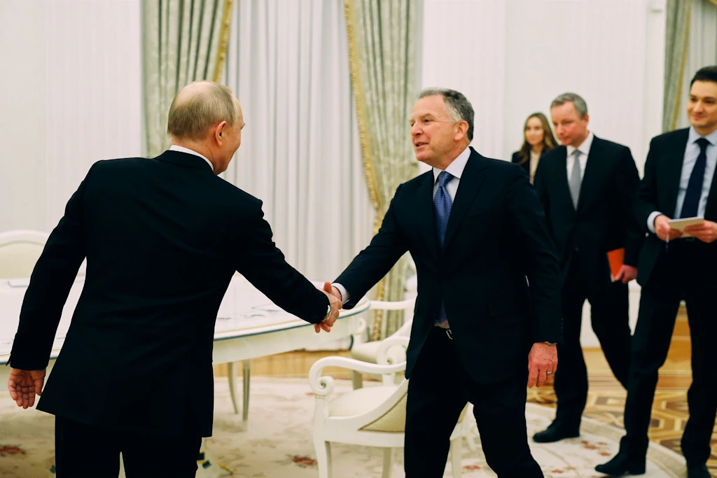 Witkoff (r.) arbeitet an einem US-Deal mit Russland – bislang vergeblich. Europa muss seinerseits Putin (l.) etwas zur Deeskalation bieten.