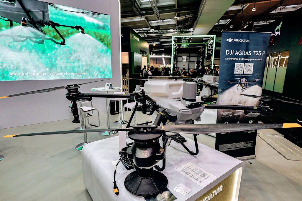 Die Agrardrohne DJI Agras T25 des chinesischen Herstellers DJI auf der Agritechnica. Sie kann Pflanzenschutzmittel versprühen sowie Dünger oder Saatgut ausbringen.