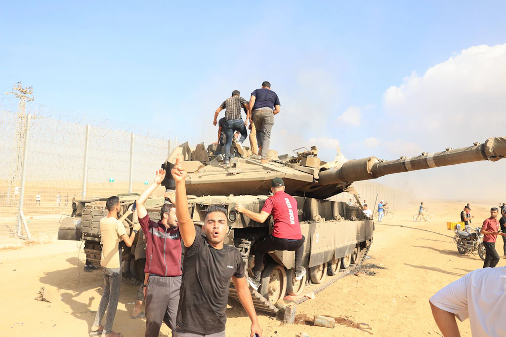 Militante Palästinenser übernehmen einen israelischen Panzer am Grenzübergang Khan Yunis am 7. Oktober 2023.