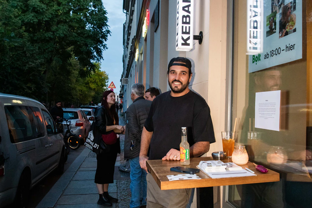 Wasser mit Döner-Geschmack und raven ohne Alkohol: Eine skurrile Verkostung in Berlin-Mitte