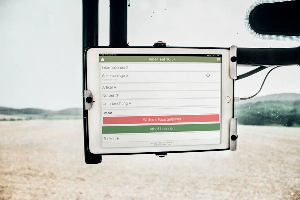 Die Software Agrarmonitor in der Treckerkabine: Auf dem iPad laufen Betriebsdaten zu Maschinen, Arbeitszeiten, Aufträgen und Flächen zusammen.