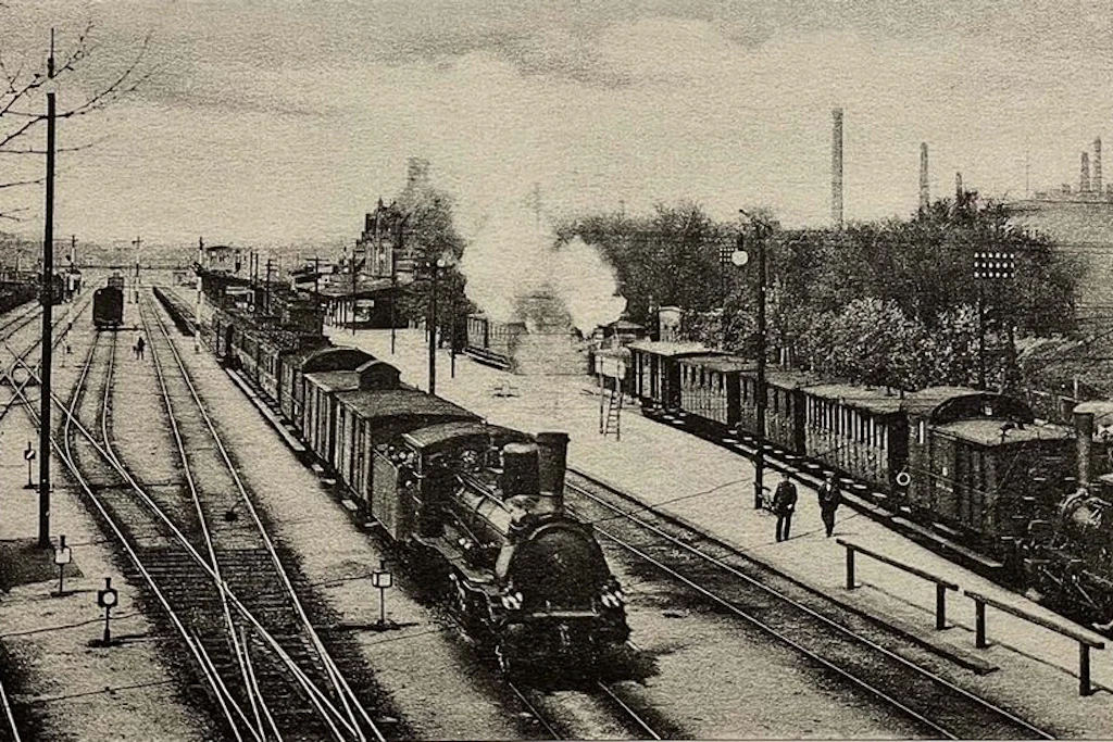 Schon im 19. Jahrhundert war hier viel los: Der heutige Bahnhof Schöneweide, der anfangs Neuer Krug hieß, war bald die wichtigste Station an der Görlitzer Bahn in Bahn.