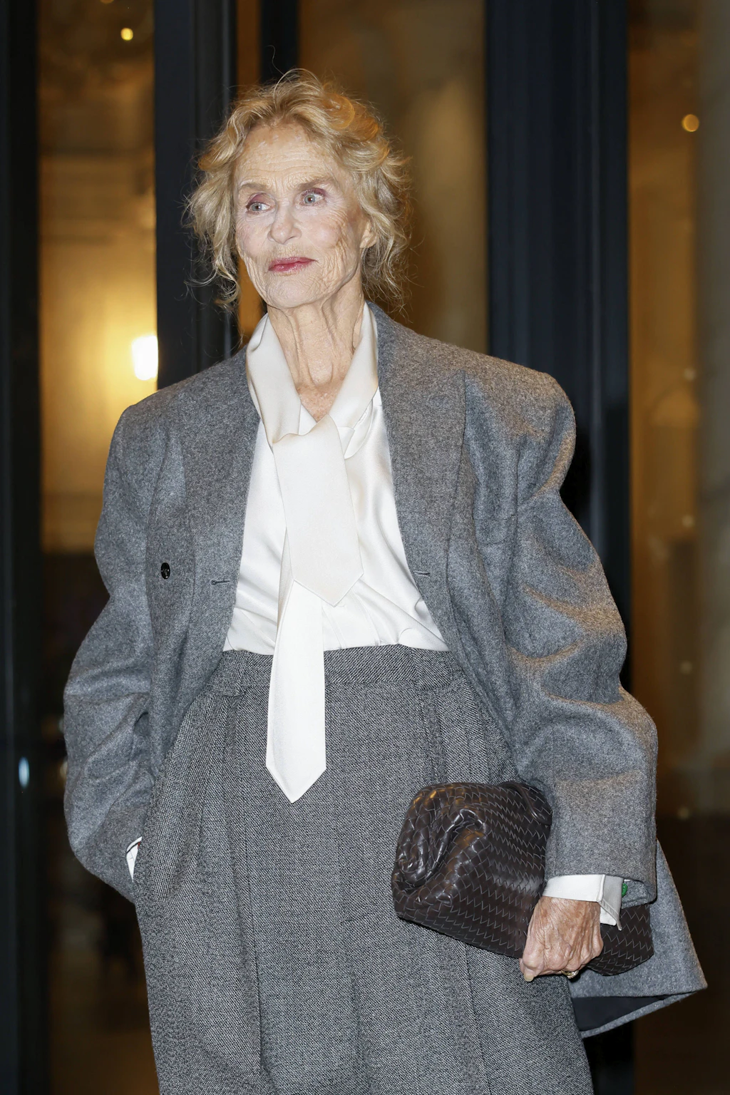 Keine Altersfrage: Lauren Hutton inszeniert den coolen Griff bei Bottega Veneta