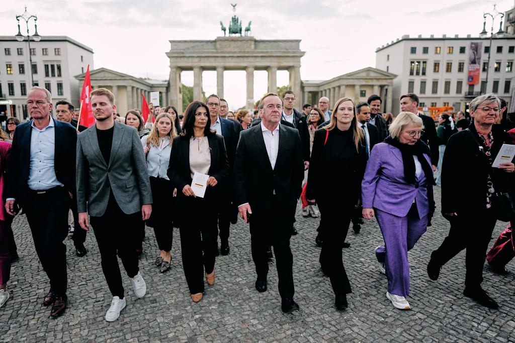 Staatstragend ernst: Boris Pistorius (M.) führt die SPD-Fraktion am Brandenburger Tor vorbei zum Bebelplatz.