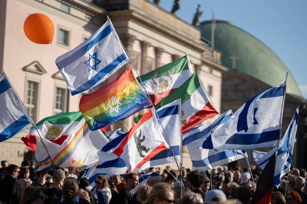 Bei einer Gedenkfeier auf dem Bebelplatz in Berlin-Mitte erinnern Teilnehmer am 7. Oktober an den dritten Jahrestag des Hamas-Angriffs auf Israel.