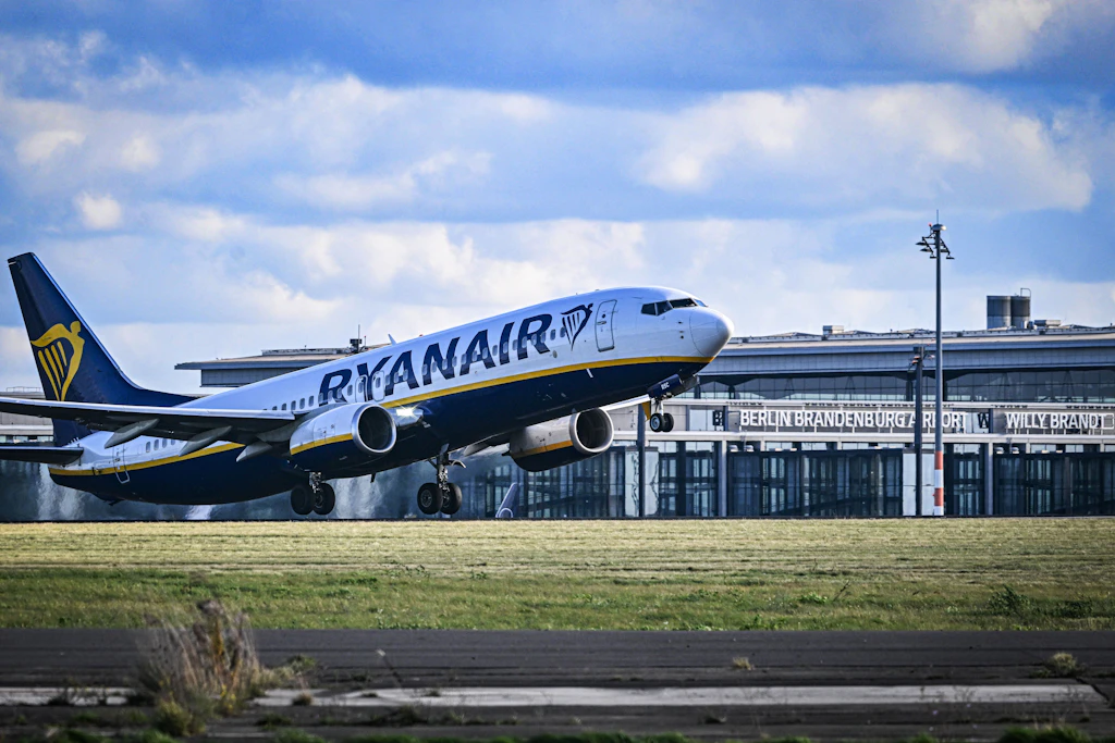 Startendes Ryanair-Flugzeug am Flughafen Berlin Brandenburg (BER): Zwölf Routen fallen weg, andere werden ausgedünnt.
