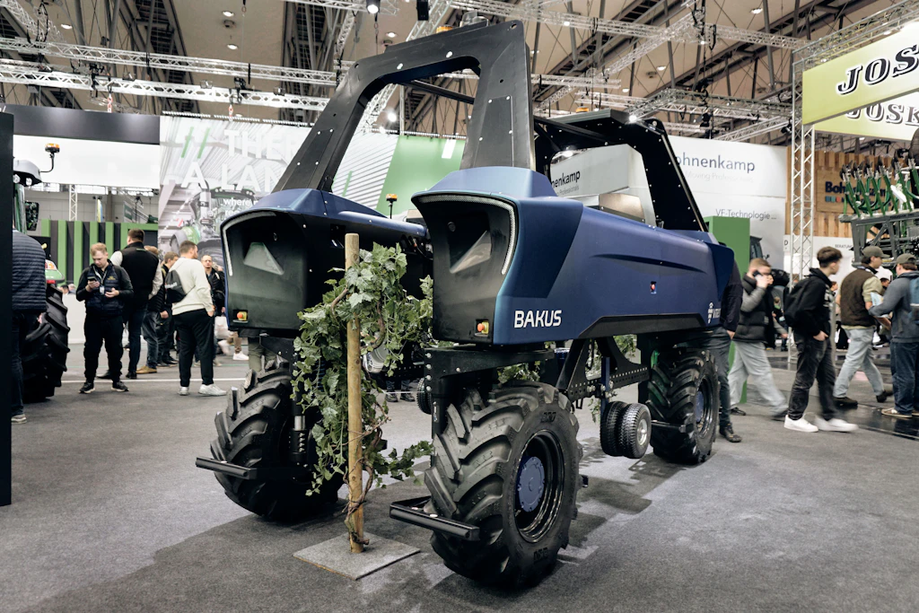 Ein Roboter vom französischen Hersteller VitiBot auf der Agritechnica: Er arbeitet autonom im Weinberg und kann mit verschiedenen Geräten zur Pflege der Reben ausgestattet werden.