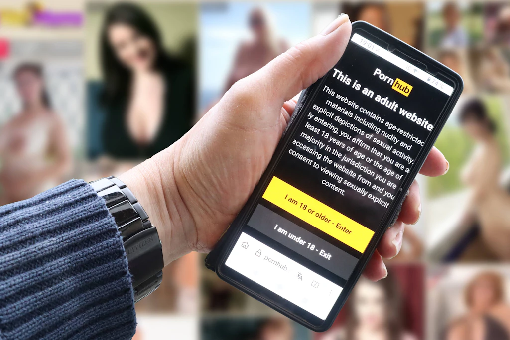 Pornhub auf einem Smartphone. Australien verlangt inzwischen strengere Alterskontrollen für Pornoseiten.