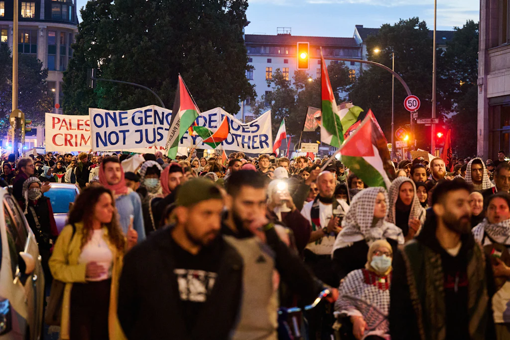 Zum Jahrestag des Terrorangriffs der Hamas haben sich in Kreuzberg mehrere hundert Menschen versammelt.