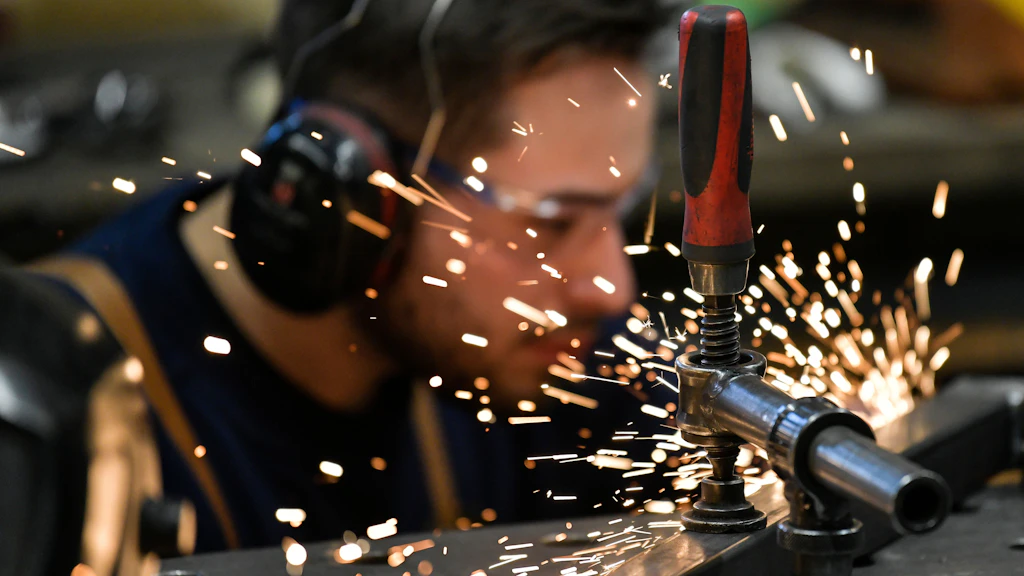Ein Handwerker bearbeitet Metall: Im Süden Sachsen-Anhalts rechnet jeder sechste befragte Betriebsinhaber mit einer Schließung.