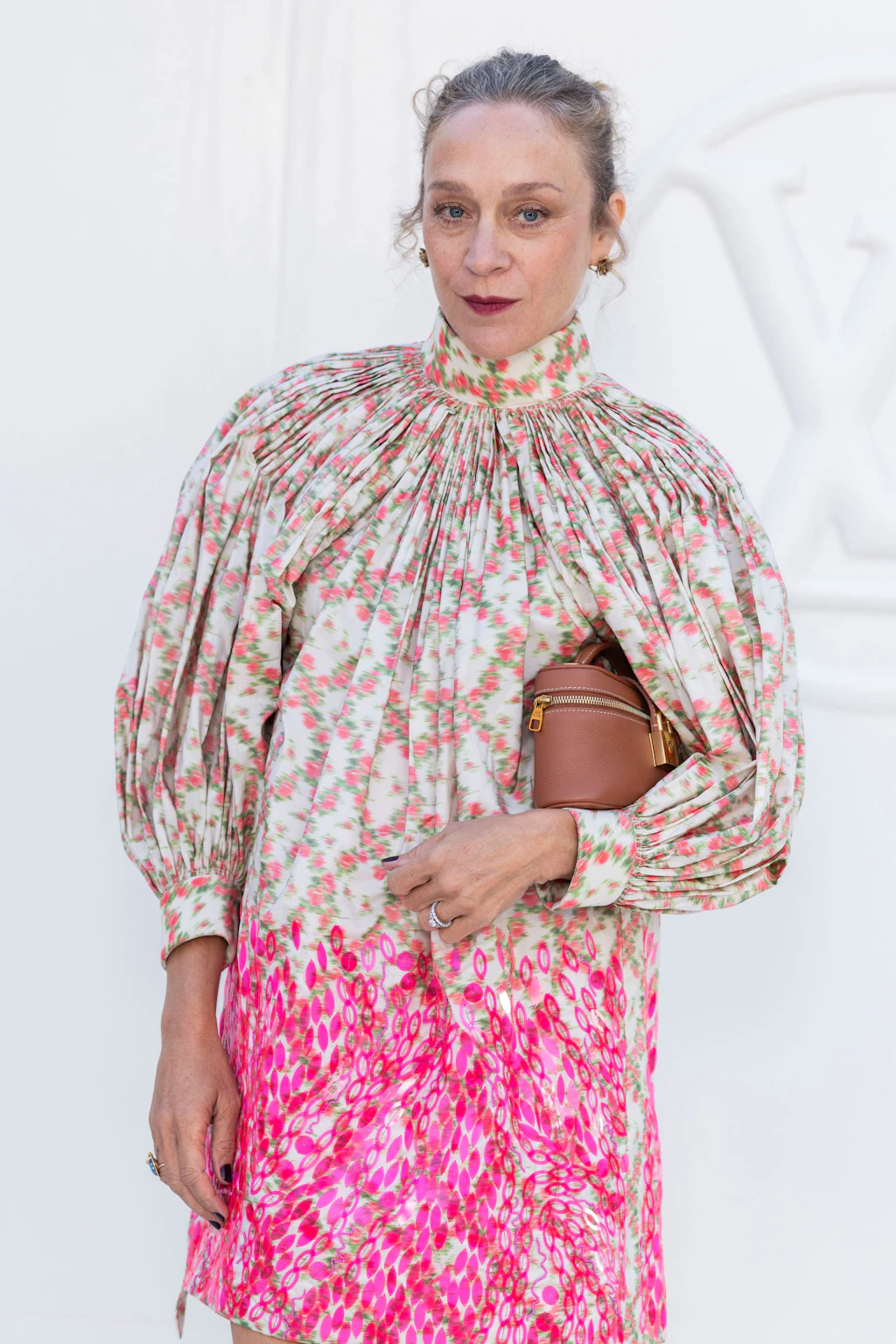 Die Cool-Girl-Schablone der 90er: Chloë Sevigny klemmt sich ihre Louis Vuitton-Tasche trotz Griff lieber unter den Arm