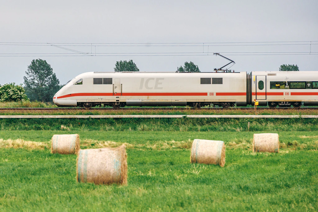 Ein ICE ist in Mecklenburg-Vorpommern unterwegs.
